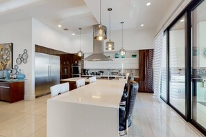 Een koelkast, een magnetron, een oven, een kookplaat