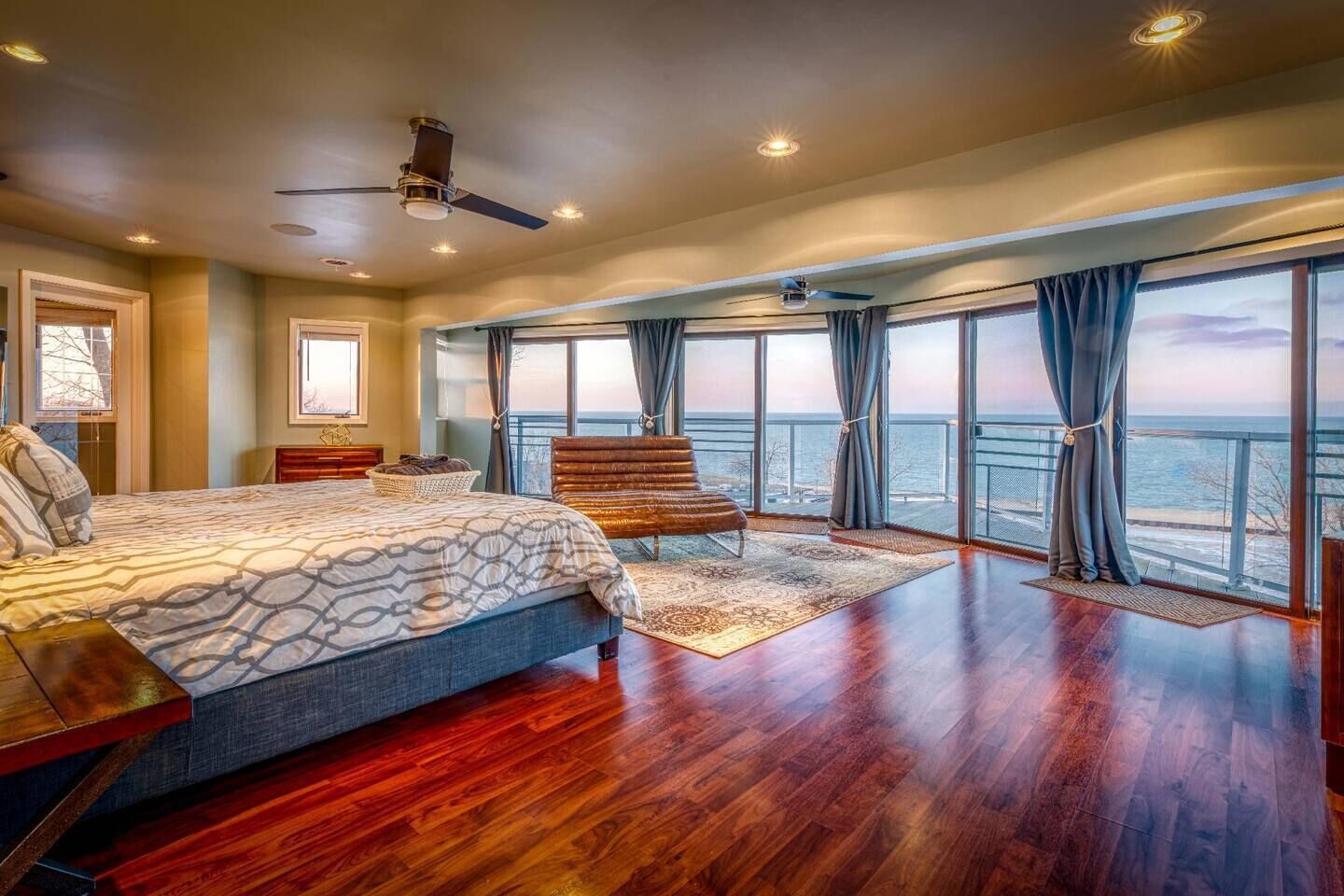 10 habitaciones, escritorio y cortinas blackout 