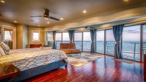 Un dormitorio amplio con una cama grande, una zona de estar y vistas al océano.