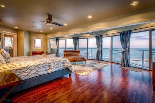 Beachfront Villa + Addition, Skyline views, Hot Tubs, Luxury Smart Home