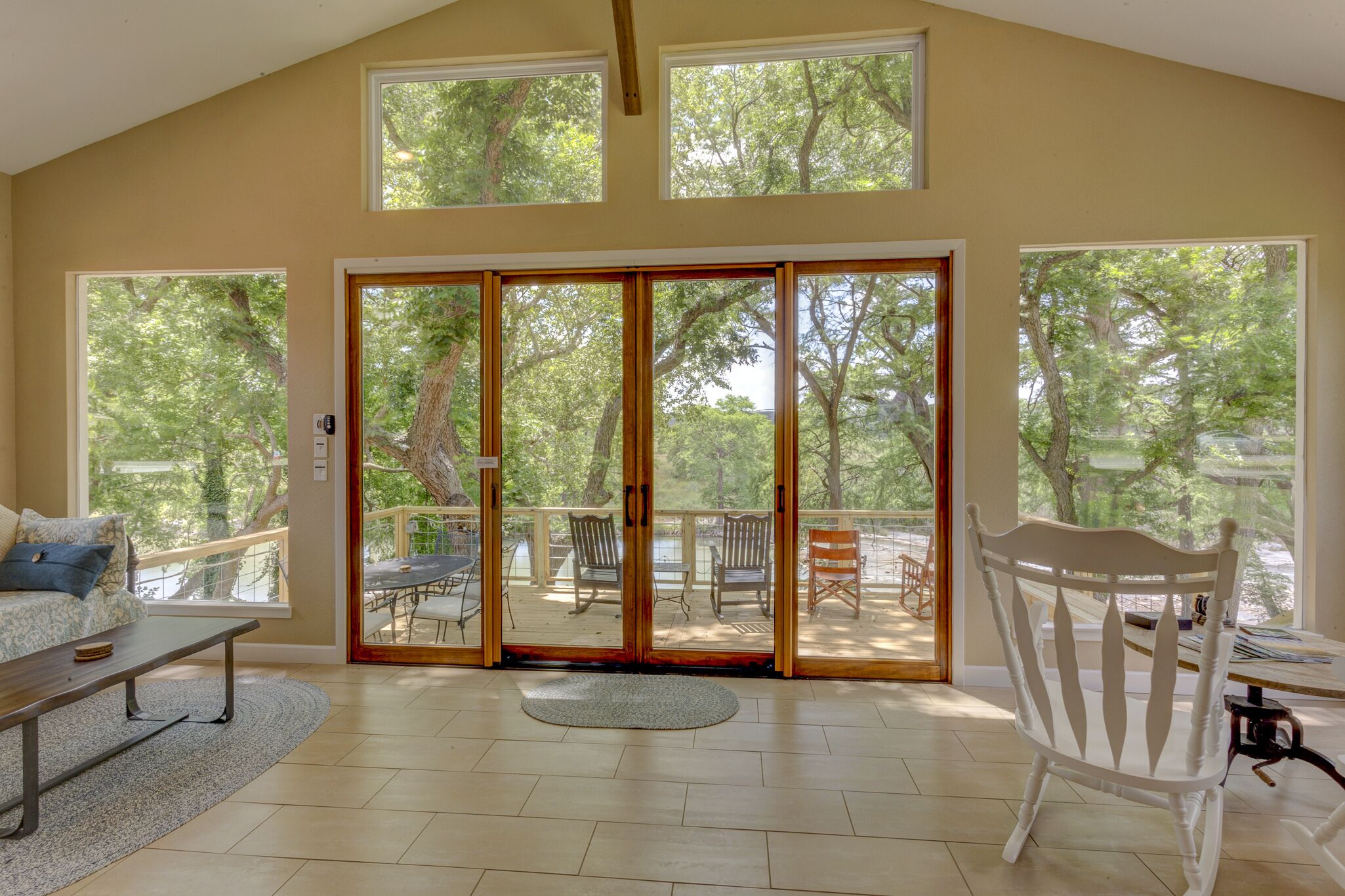 TV connectée, cheminée, lecteur de DVD, livres