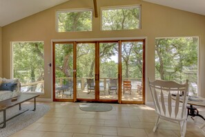 Smart TV, fireplace, DVD player, books