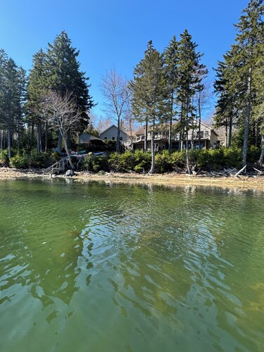 Spectacular luxury, Low allergy, Ocean Waterfront home/kayaks/Canoes/hot tub 
