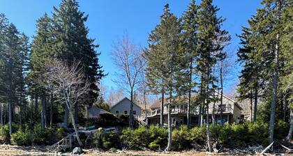 Spectacular luxury, Low allergy, Ocean Waterfront home/kayaks/Canoes/hot tub