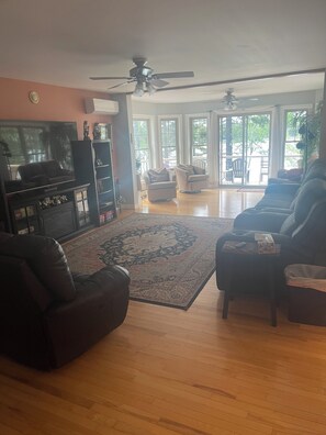 Una Smart TV, una chimenea, videojuegos, un reproductor de DVD