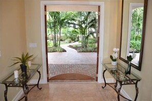Interior - BY THE SEA VACATION VILLAS 5 BED WATERFRONT/ POOL LARGE ESTATE NEAR BEACH (Pompano Beach,)