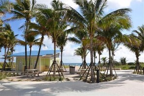 Outdoor dining - BY THE SEA VACATION VILLAS 5 BED WATERFRONT/ POOL LARGE ESTATE NEAR BEACH (Pompano Beach,)