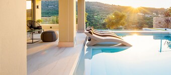 自然に囲まれた72平方メートルの温水プール付きの豪華なヴィラ