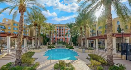 Panoramic Lake View Penthouse, Large Covered Deck, Steps to the Lake, Grocery