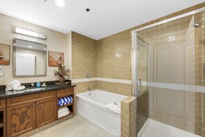 Baignoire, séchoir à cheveux, serviettes fournies