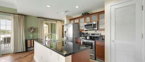 Een koelkast, een microgolfoven, een oven, een kookplaat