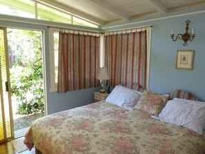 2 bedrooms, desk, iron/ironing board, free WiFi - Happy House by the Sea (Aptos)