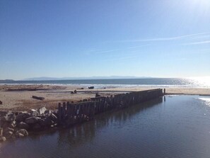 Beach nearby, sun loungers - Happy House by the Sea (Aptos)