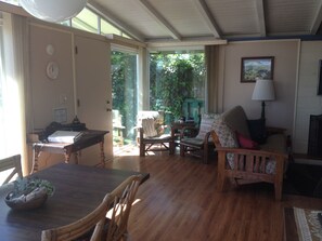 TV, fireplace, DVD player, toys - Happy House by the Sea (Aptos)
