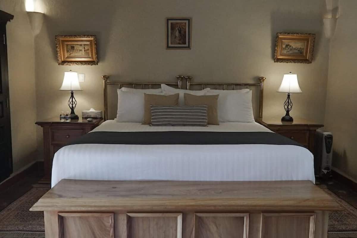 Habitación doble de lujo de uso individual, 1 cama King size | Caja de seguridad en la habitación y insonorización