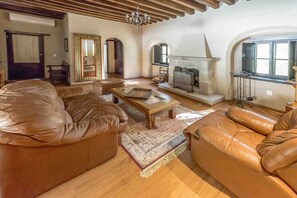 Luxury Suite, 1 Katil Raja (King) | Ruang tamu | 52 inci televisyen skrin rata dengan kabel, TV, filem berbayar