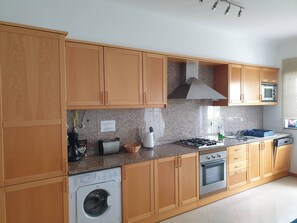 Fridge, microwave, oven, stovetop - ANA Oura Beach Aptartment (Albufeira)
