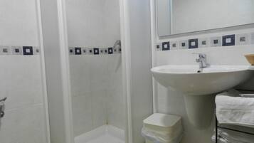 Deep soaking tub, free toiletries