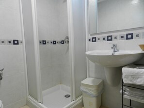 Deep soaking tub, free toiletries - Hostal Restaurant Cal Feliuet (Passanant i Belltall)