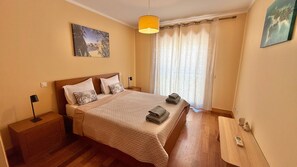 4 bedrooms, iron/ironing board, Internet, bed sheets