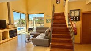TV - ALBUFEIRA LUXURY VILLA VICTORIA, STRIP, BEACH, PRIVATE POOL (Albufeira)