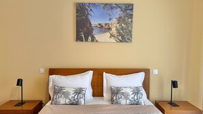 4 bedrooms, iron/ironing board, internet, bed sheets - ALBUFEIRA LUXURY VILLA VICTORIA, STRIP, BEACH, PRIVATE POOL (Albufeira)