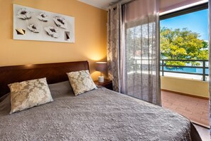 4 bedrooms, iron/ironing board, internet, bed sheets