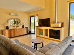 TV - ALBUFEIRA LUXURY VILLA VICTORIA, STRIP, BEACH, PRIVATE POOL (Albufeira)