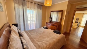 4 bedrooms, iron/ironing board, Internet, bed sheets