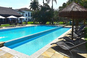 Piscine extérieure, chaises longues