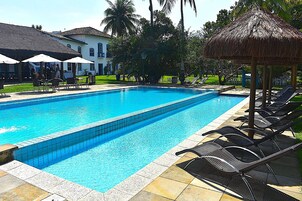 室外游泳池，日光浴躺椅