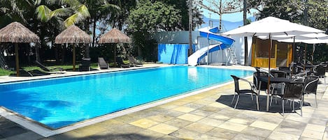 Piscina externa, espreguiçadeiras