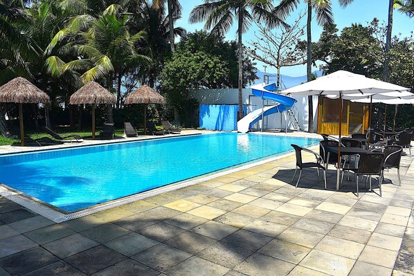 Outdoor pool, sun loungers - Porto Grande Hotel & Convention (São Sebastião)