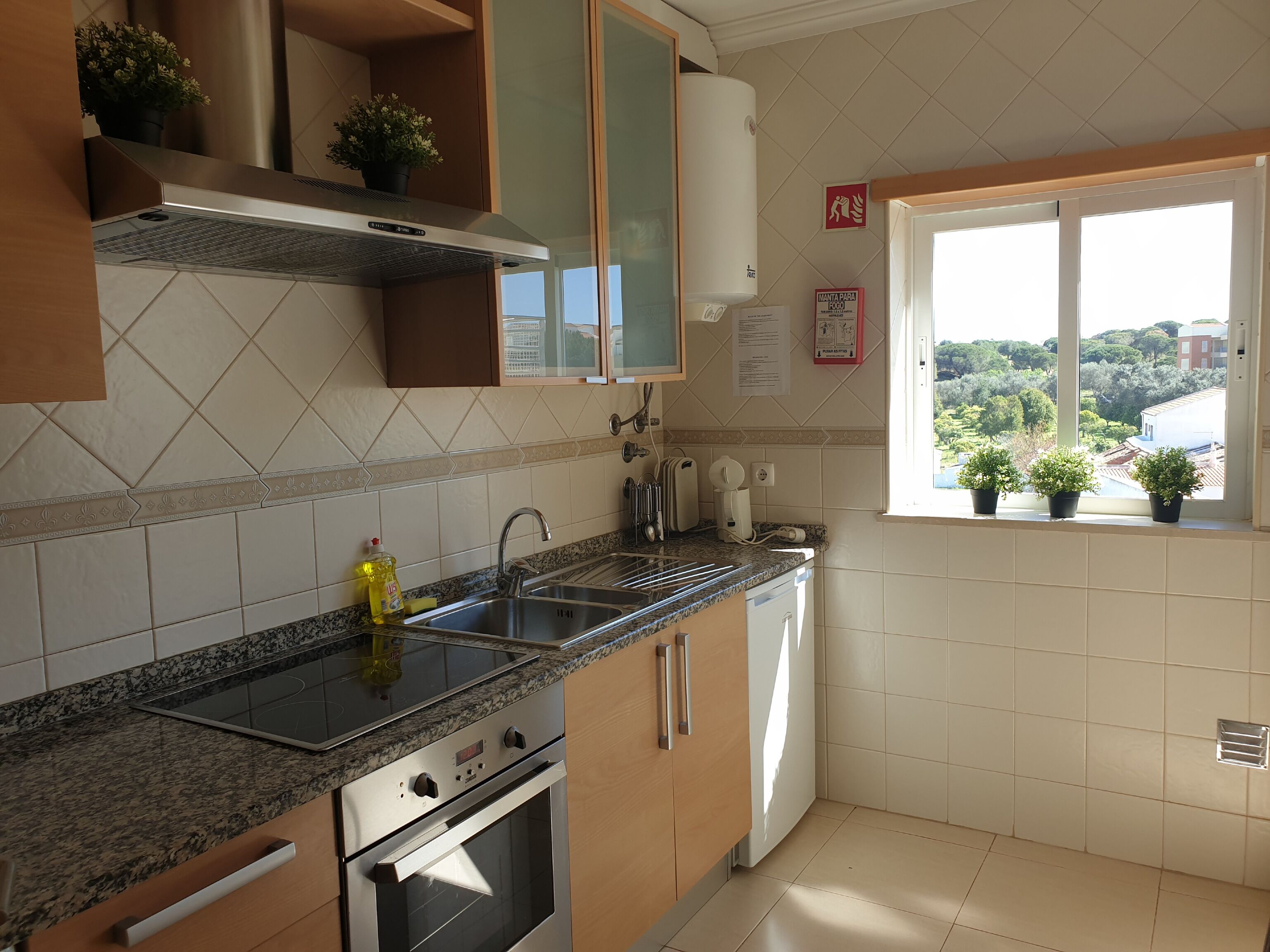Geladeira, micro-ondas, fogão, cooktop