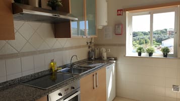 Geladeira, micro-ondas, fogão, cooktop