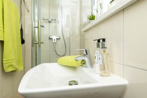 Dusche, Haartrockner, Handtücher, Seife