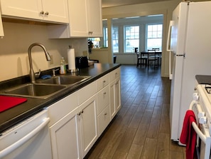 Fridge, oven, stovetop, dishwasher - # 9 Isle View - Lake, Fishing, Sunsets, Beaches, Golfing, Biking, Relaxing (Alburg)