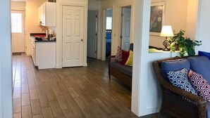 Ein modernes Interieur mit Küche, Essbereich und Wohnzimmer.