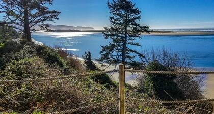 Hiljattain remontoitu, tahraton merinäköala. Kävelymatkan päässä rannalta!