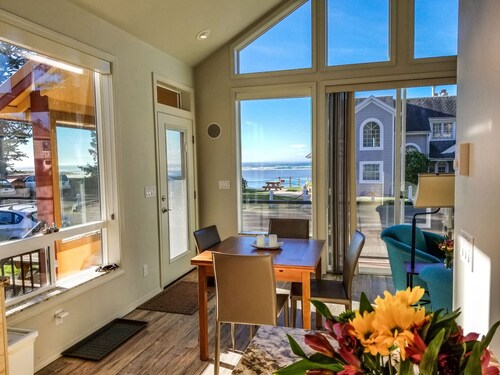 Newly renovated,immaculate ocean view cottage. Walking distance to the beach!