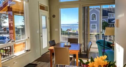 Newly renovated,immaculate ocean view cottage. Walking distance to the beach!