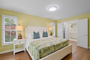 4 bedrooms, iron/ironing board, free WiFi, bed sheets - Rovigo Vacation Rental: Spacious Retreat with Panoramic Lake Views in Kings Lake. 4-BR, 4-Bathroom Home with Private Pool, just 3.4 Miles from the Vibrant Fifth Avenue South and Naples Attractions (Naples)