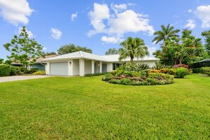 Exterior - Rovigo Vacation Rental: Spacious Retreat with Panoramic Lake Views in Kings Lake. 4-BR, 4-Bathroom Home with Private Pool, just 3.4 Miles from the Vibrant Fifth Avenue South and Naples Attractions (Naples)