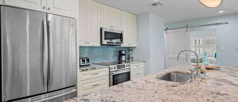 House, 4 Bedrooms, Private Pool, Lake View | Private kitchen | Fridge, microwave, stovetop, dishwasher