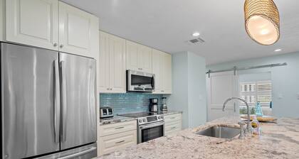 Rovigo Vacation Rental: Spacious Retreat with Panoramic Lake Views in Kings Lake. 4-BR, 4-Bathroom Home with Private Pool, just 3.4 Miles from the Vibrant Fifth Avenue South and Naples Attractions