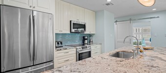 Rovigo Vacation Rental: Spacious Retreat with Panoramic Lake Views in Kings Lake. 4-BR, 4-Bathroom Home with Private Pool, just 3.4 Miles from the Vibrant Fifth Avenue South and Naples Attractions