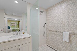 House, 4 Bedrooms, Private Pool, Lake View | Bathroom | Combined shower/tub, free toiletries, hair dryer, towels - Rovigo Vacation Rental: Spacious Retreat with Panoramic Lake Views in Kings Lake. 4-BR, 4-Bathroom Home with Private Pool, just 3.4 Miles from the Vibrant Fifth Avenue South and Naples Attractions (Naples)