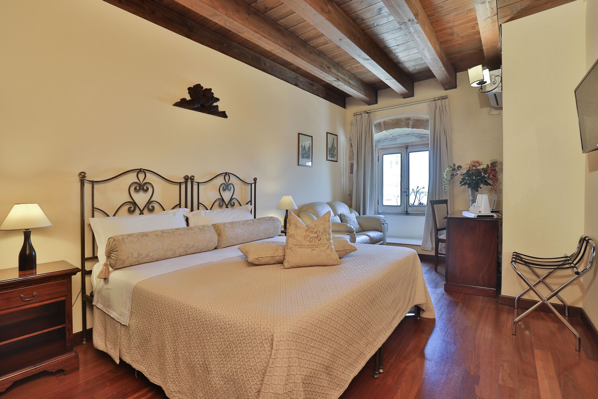 Camera Comfort con letto matrimoniale o 2 letti singoli, bagno privato, vista città | Minibar, una cassaforte in camera, con arredamento individuale