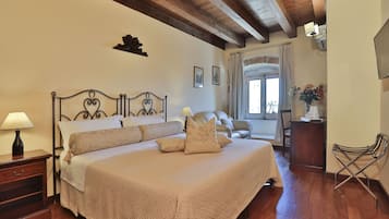 Comfort-Doppel- oder -Zweibettzimmer, eigenes Bad, Stadtblick