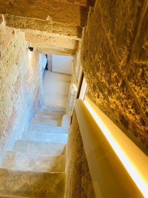 A stone staircase with a handrail, leading to an upper level. - Castello Castriota Scanderbeg Suites De Charme (Galatina)